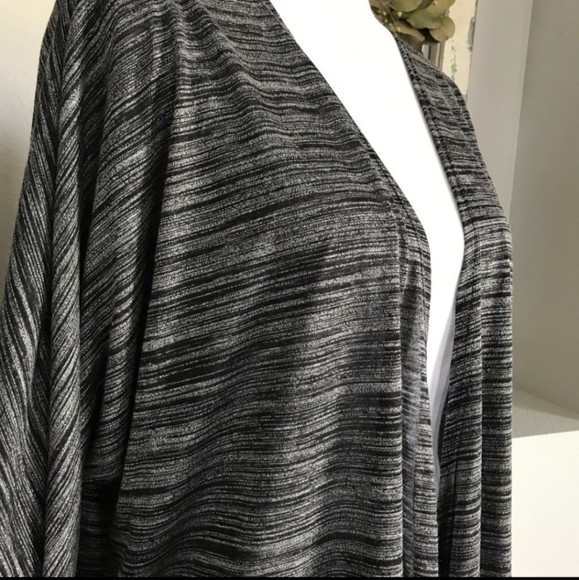 LuLaRoe Grey Marled Heathered Lindsay Open Cardigan 3/4 Sleeves Flowy Medium M - Picture 3 of 5